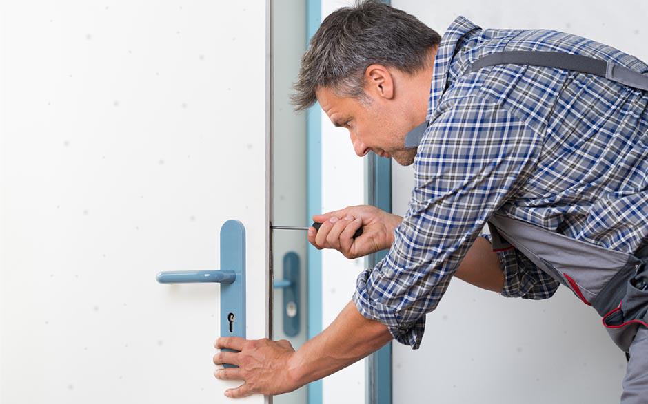 changement serrure porte Lardy
